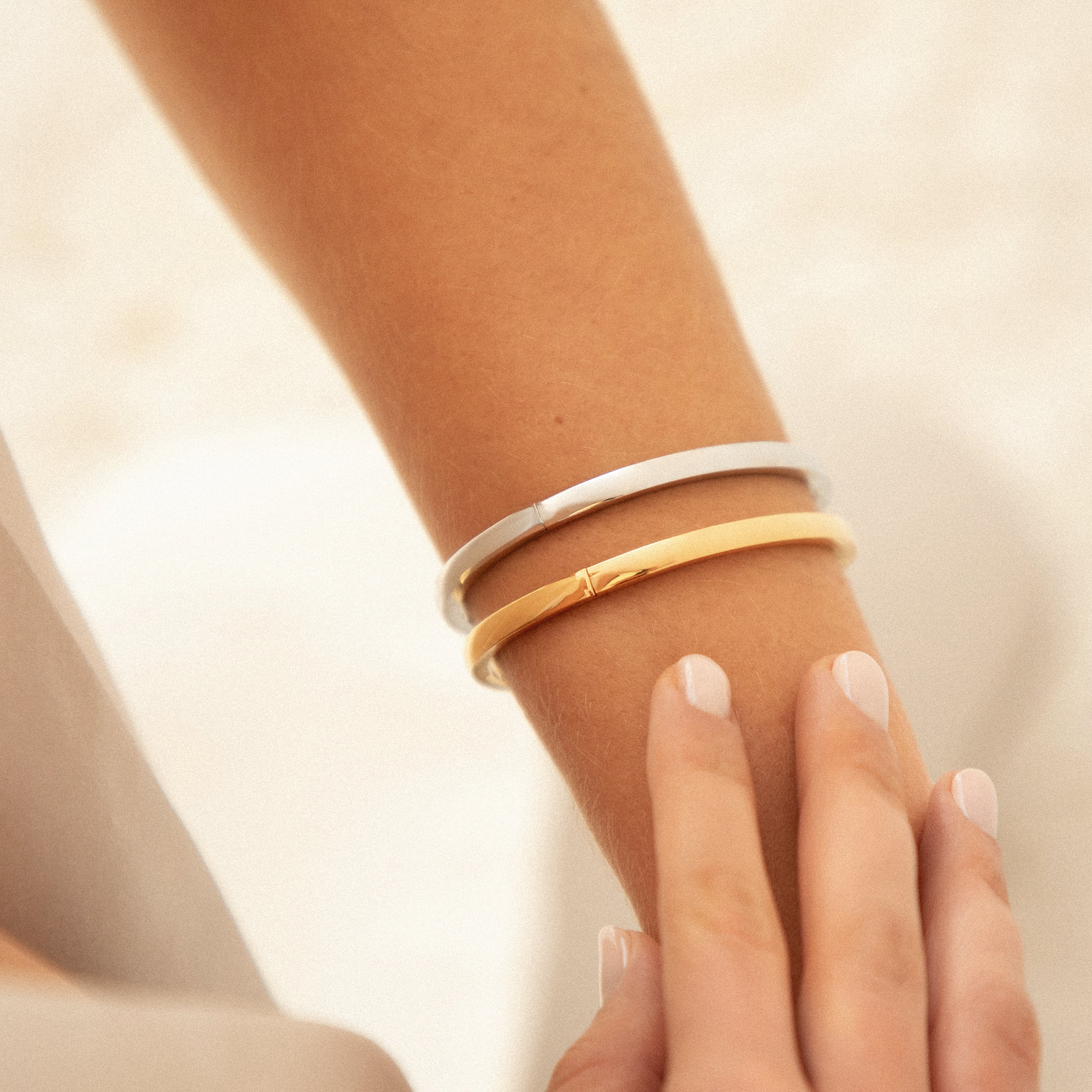 OVAL CLASP BANGLE
