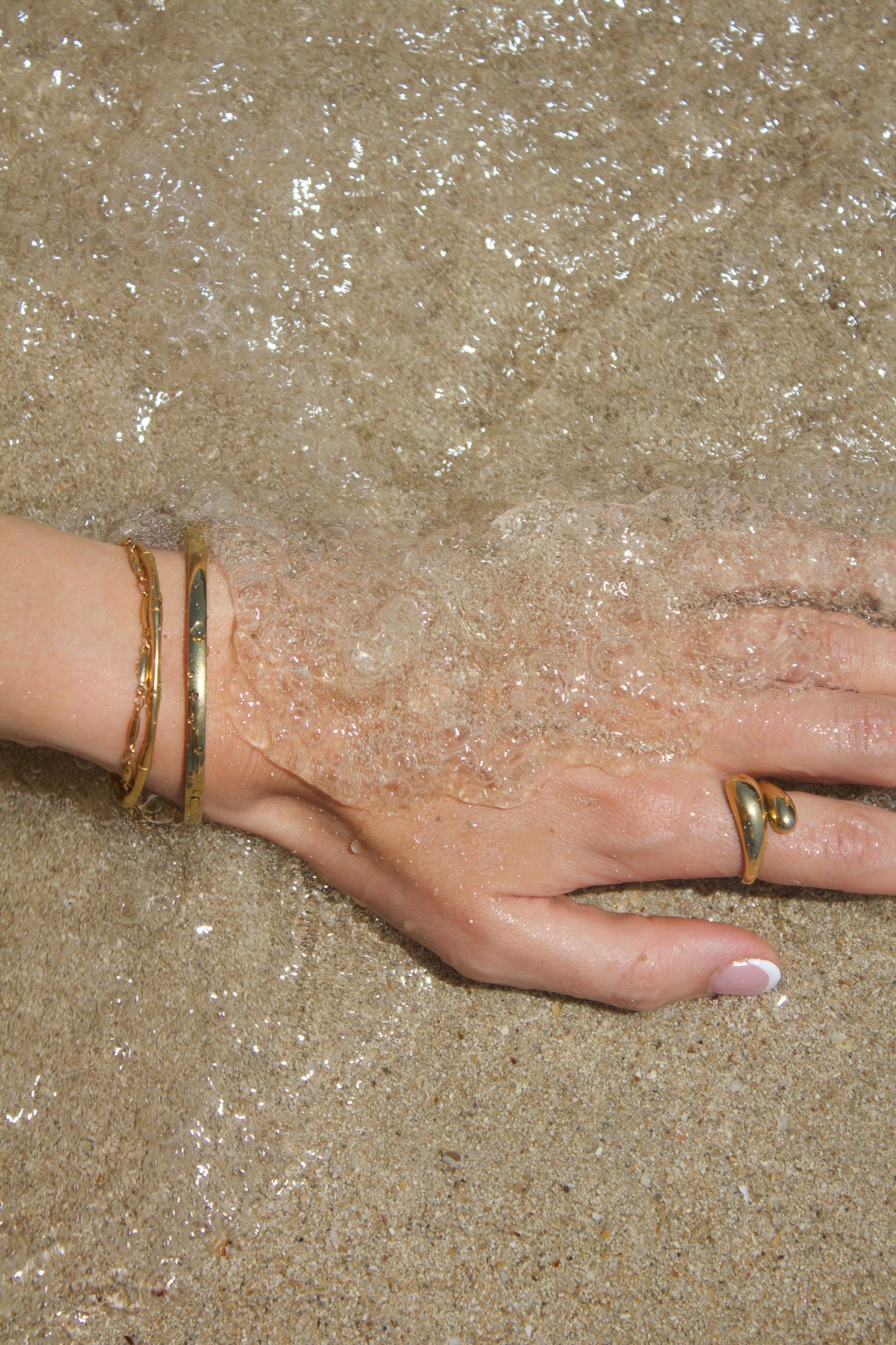 OVAL CLASP BANGLE